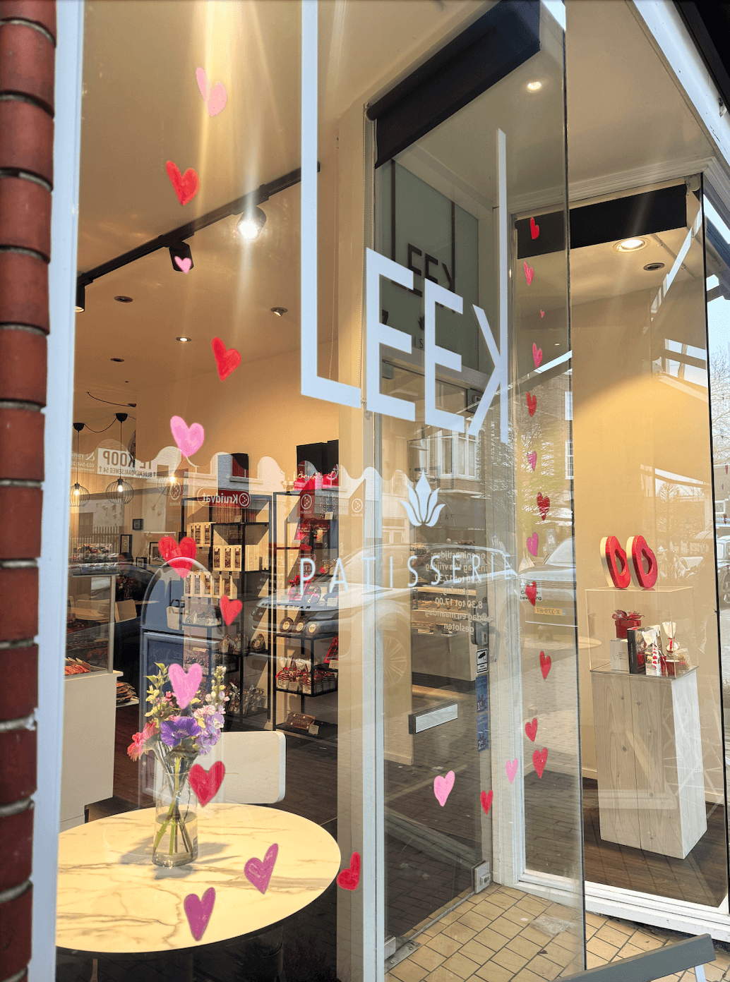Details etalage illustratie voor winkelraam, geschikt voor campagnes zoals Valentijn, Pasen, Kerst, Koningsdag in Bloemendaal