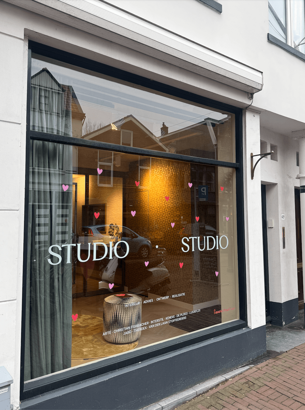 Speels etalage design harten
